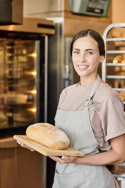 Panadero sosteniendo pan fresco — Foto de Stock