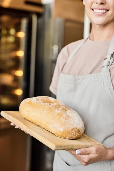 Trabalhador da padaria com pão — Fotografia de Stock