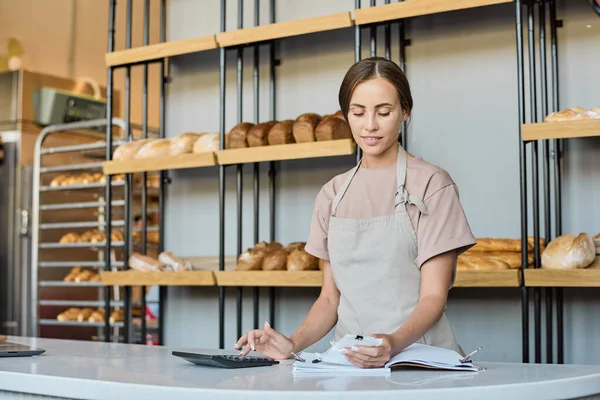 Analyse des revenus de la boulangerie — Photo