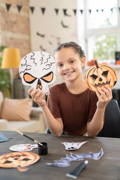 Nettes Mädchen mit handgeschöpftem Papier Totenkopf und Kürbis — Stockfoto