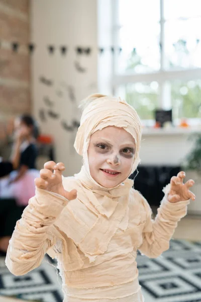 Niño pequeño disfrazado de momia celebrando el día de Halloween —  Fotos de Stock