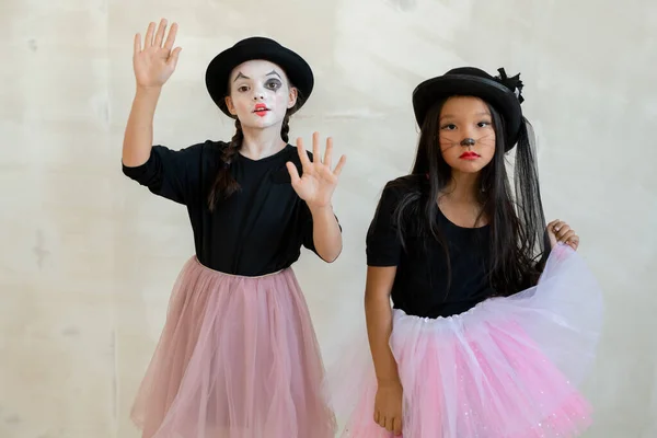 Duas meninas bonitos com maquiagem halloween fazendo pantomima — Fotografia de Stock