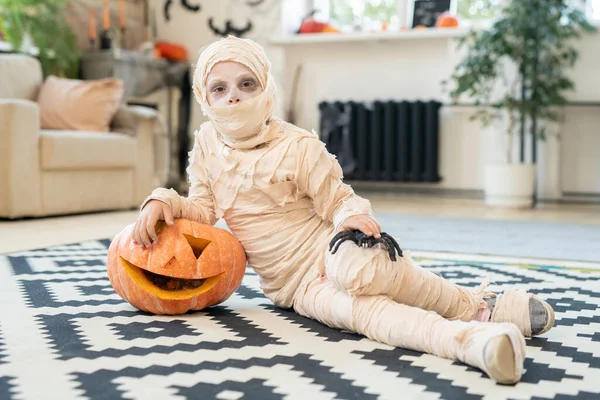 Маленький мальчик мумия с пауком и валет-фонарь лежал на полу — стоковое фото