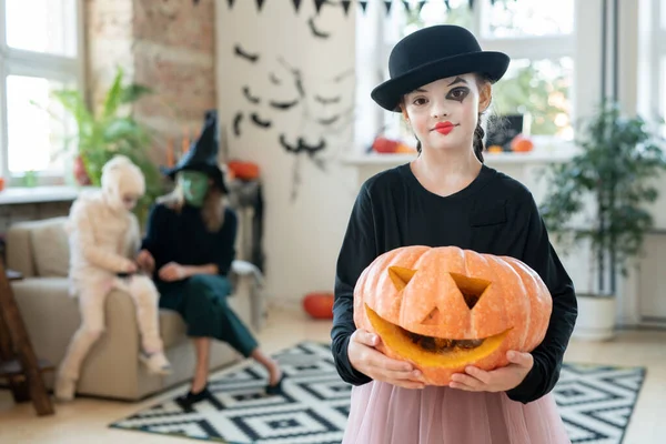 Šťastná halloween dívka drží jack-o-lucerna — Stock fotografie