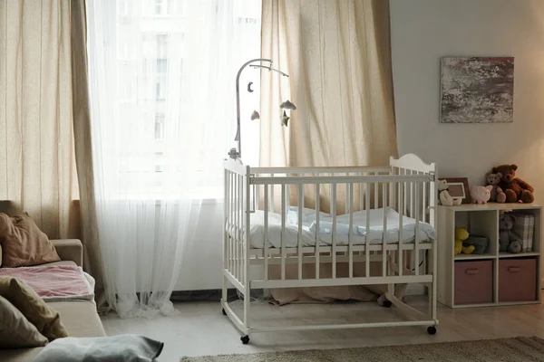 Parte del acogedor dormitorio del bebé recién nacido — Foto de Stock