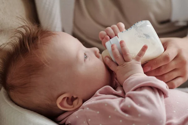 Vista laterale di adorabile bambina che mangia latte — Foto Stock