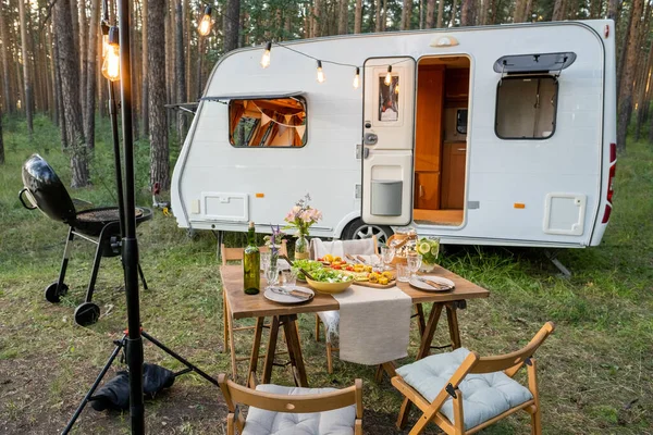 Table avec chaises autour debout contre la maison sur roues — Photo