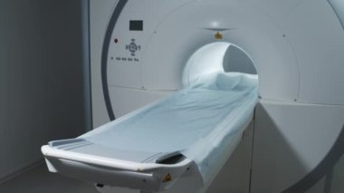 Tıp merkezindeki modern MRI tarayıcısına kimse bakmıyor.