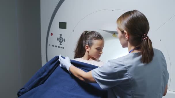 Slowmo Tiro Menina Preparando Para Procedimento Clínica Médica Médica Cobrindo — Vídeo de Stock