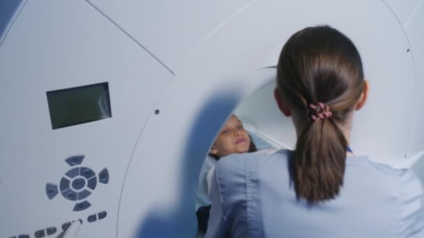 Долинна Повільна Стрілянина Маленької Дівчинки Мрт Скануванням Сучасній Клініці Лежить — стокове відео