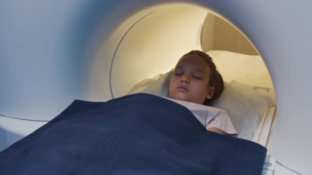 Modern Klinikteki Mri Tarama Prosedüründen Sonra Yaşındaki Bir Kızın Tarama — Stok video