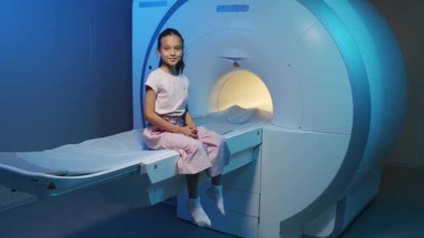 카메라 앞에서 소녀가 파란색 조명을 선실에 Mri 스캐너 — 비디오