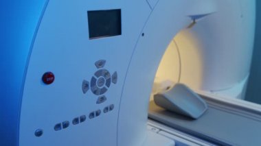 Radyoloji odasında mavi ışıklandırmalı modern MRI makinesi tarayıcısının kontrol panelinin kapatılması