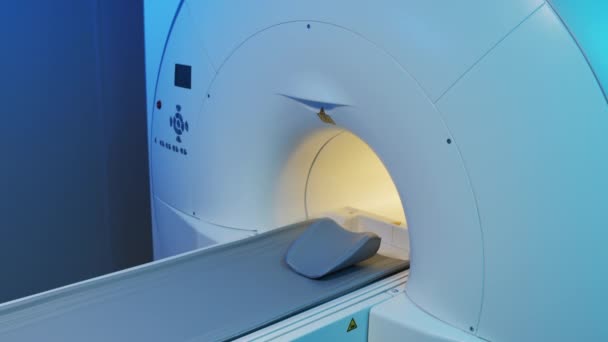 Brak Zdjęć Pracujących Urządzeń Rezonansu Magnetycznego Pokoju Radiologicznym Niebieskim Oświetleniem — Wideo stockowe