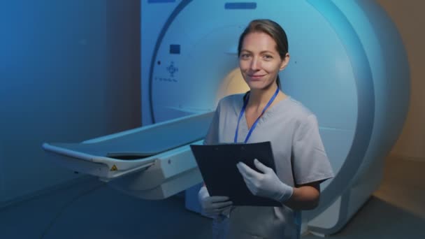 Langzaam Medium Portret Van Lachende Vrouwelijke Radioloog Poseren Tegen Mri — Stockvideo