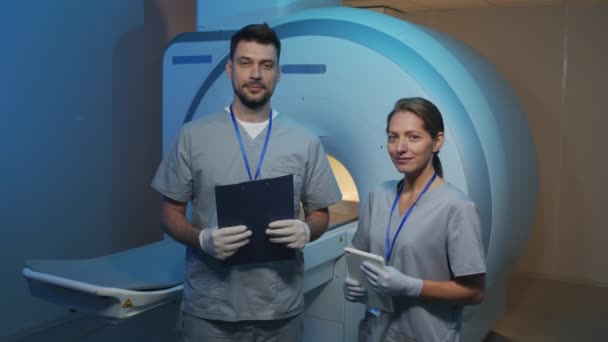 Slowmo Medium Porträtt Två Professionella Radiologer Skrubbar Poserar För Kamera — Stockvideo