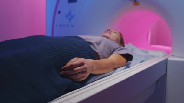 Powolne Ujęcie Młodej Kobiety Mającej Zabieg Rezonansu Magnetycznego Sali Radiologicznej — Wideo stockowe
