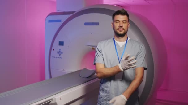 Çağdaş Radyoloji Odasında Mor Işıklandırmalı Mri Makinesiyle Elleri Katlı Poz — Stok video