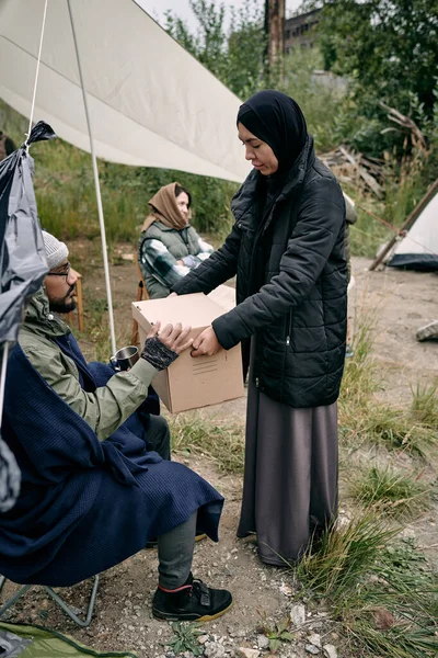 Dzielenie się rzeczami z nowym uchodźcą w obozie — Zdjęcie stockowe
