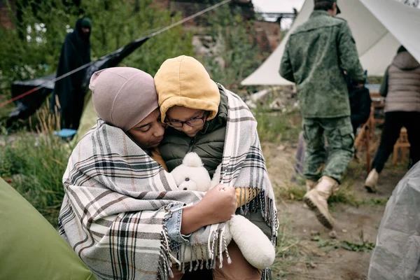 Мать обнимает испуганного ребенка — стоковое фото