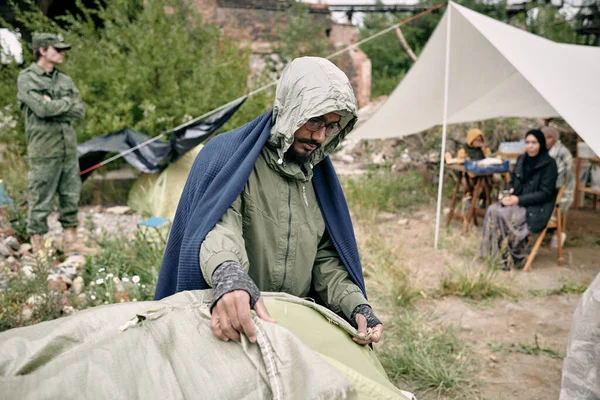 Namiot dla uchodźców z workiem pod namiotem — Zdjęcie stockowe