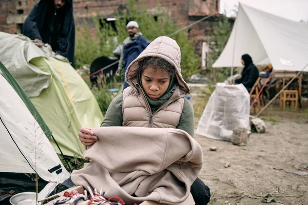 Chica refugiada triste con cuadros —  Fotos de Stock