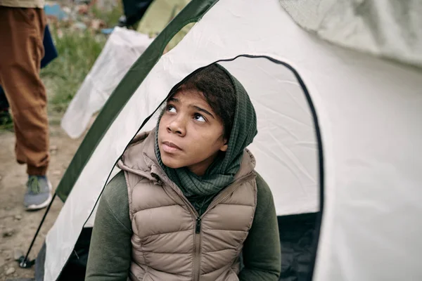 Безпритульна дівчинка - біженка — стокове фото