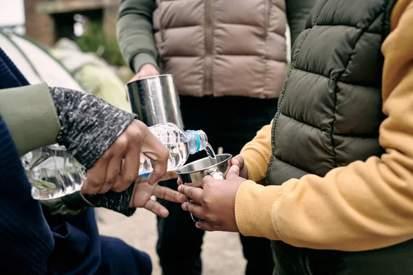 Water naar kinderen gieten — Stockfoto