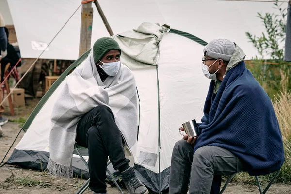 Migranci siedzący w namiocie — Zdjęcie stockowe