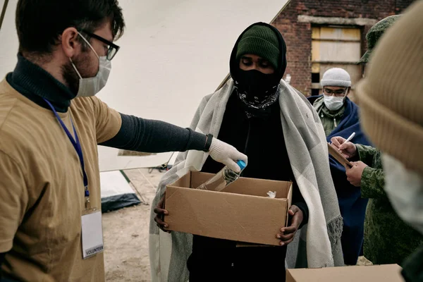 Социальные работники заполняют коробку беженцев — стоковое фото