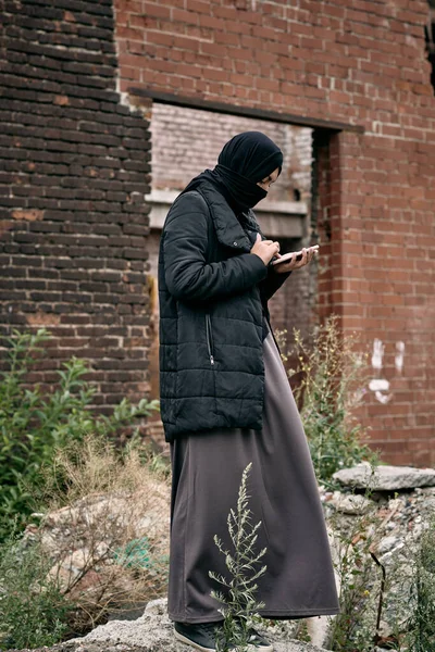 Donna rifugiata utilizzando il telefono — Foto Stock