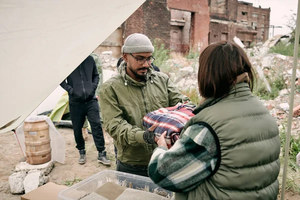 Nadawanie kraty imigrantom — Zdjęcie stockowe