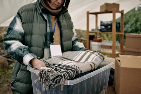 Volontariato Preparazione coperta calda per i rifugiati — Foto Stock