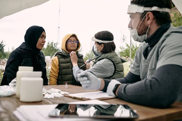 Проведение медицинских консультаций для мигрантов — стоковое фото