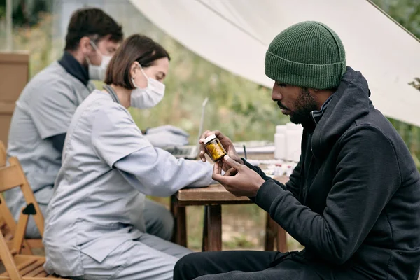 Flykting att få gratis medicin — Stockfoto