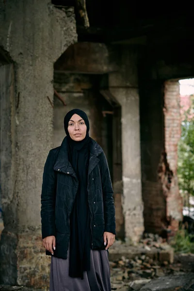 Moslim vrouw tegen geruïneerd gebouw — Stockfoto