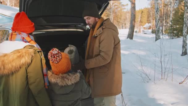 Sıcak Kışlık Kıyafetler Giyen Soğuk Güneşli Bir Günde Arabalarının Bagajından — Stok video