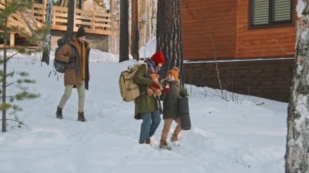 Rastreamento Lento Homem Mulher Menina Roupas Quentes Inverno Carregando Mochilas — Vídeo de Stock