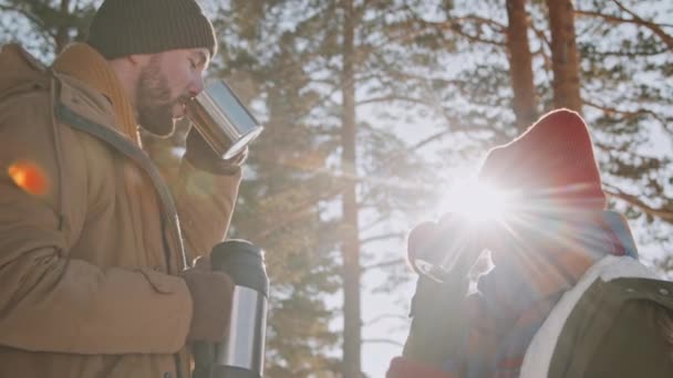 Låg Vinkel Slowmo Skott Glad Man Och Kvinna Varma Parkas — Stockvideo