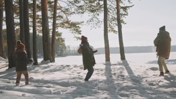 Slowmo Tiro Pais Felizes Menina Rindo Jogando Bolas Neve Floresta — Vídeo de Stock