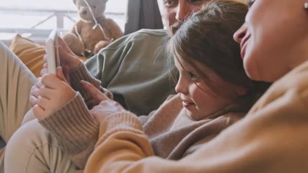 손으로 느림보 사진을 소녀와 부모가 미소를 집에서 태블릿을 사용하는 — 비디오