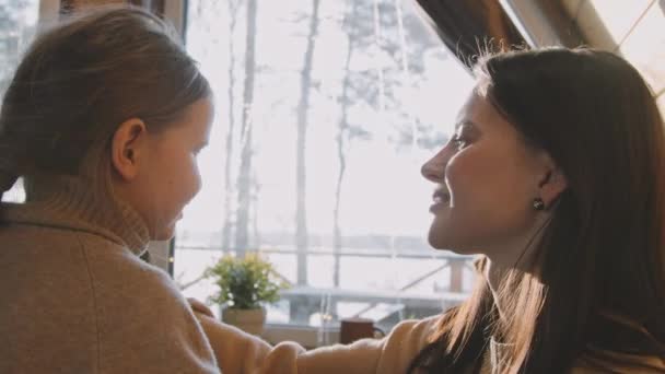 Крупным Планом Счастливая Молодая Женщина Улыбается Обнимает Свою Маленькую Дочь — стоковое видео