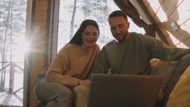 Handheld Slowmo Shot Happy Young Man Woman Sitting Couch Cabin — Stock Video