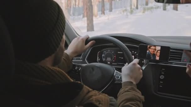 Toma Mano Hombre Parka Sombrero Conduciendo Coche Largo Estrecha Carretera — Vídeo de stock