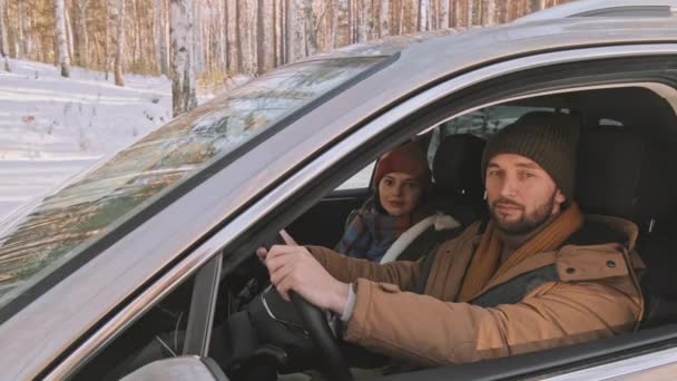 Pan Ritratto Coppia Caldi Cappelli Parka Posa Macchina Fotografica Auto — Video Stock