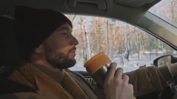 Handheld Close Schot Van Man Met Warme Hoed Parka Drinken — Stockvideo