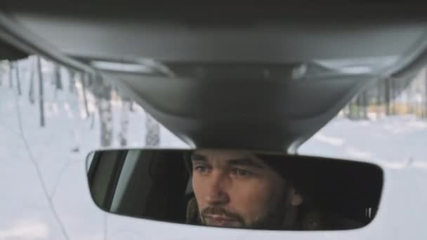 Primer Plano Mano Espejo Retrovisor Reflejo Joven Barbudo Conduciendo Coche — Vídeos de Stock