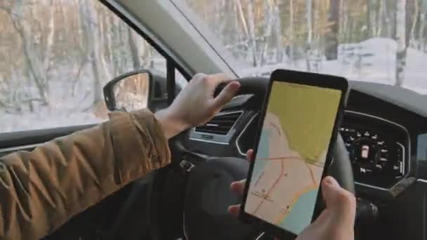 Close Homem Irreconhecível Dirigindo Carro Road Inverno Olhando Para Telefone — Vídeo de Stock