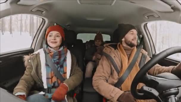 Замедленная Съемка Изнутри Движущегося Автомобиля Счастливая Семья Трех Человек Теплой — стоковое видео