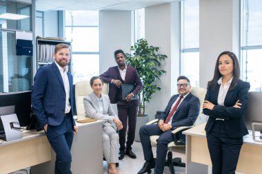 Geniş bir grup başarılı kültürler arası ofis çalışanı.